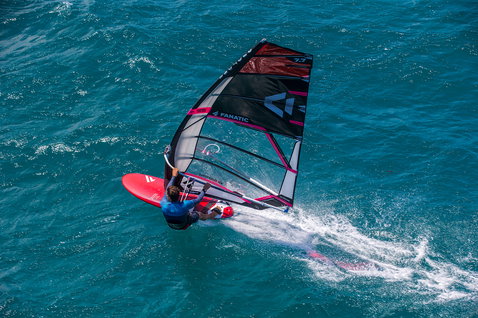 Fanatic Falcon TE Slalom Windsurfboard beim Windsurfen auf dem Meer in rot