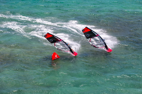 Fanatic Falcon TE Slalom Windsurfboard beim Windsurfen auf dem Meer mit zwei Athleten