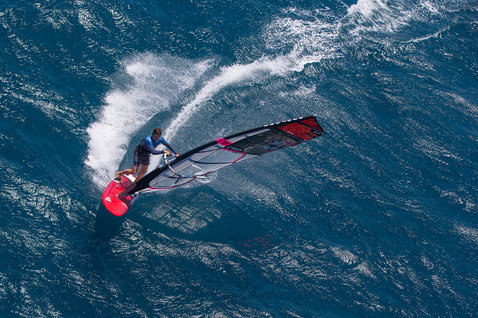 Fanatic Falcon TE Slalom Windsurf Board beim Windsurfen auf dem Ozean aus der Vogelperspektive