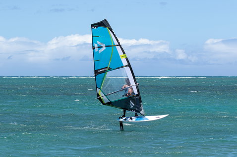 Fanatic Gecko Foil HRS Windsurf-Foilboard 135 beim Foilen auf dem Meer