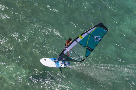 Fanatic Gecko Foil HRS Windsurfboard 135L beim Windsurfen auf türkisem Wasser