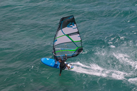 Fanatic Gecko LTD planche de windsurf freeride en action sur l'océan en bleu