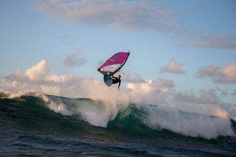 Fanatic Grip TE Wellenwindsurf-Board beim Wellenreiten im Ozean