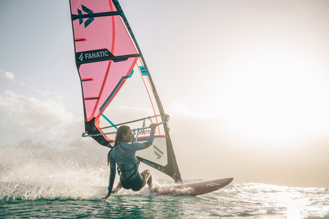Fanatic Grip XS Wellenboard beim Wave-Windsurfen auf dem Meer mit Duotone Segel