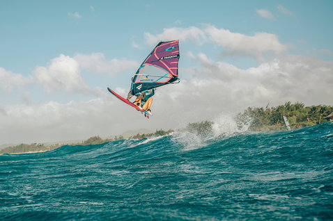 Fanatic Grip XS Wellenboard beim Wave-Windsurfen mit aerialem Manöver über dem tropischen Ozean