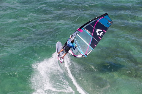 Fanatic Jag LTD Freeride Windsurfbrett beim Windsurfen auf dem Meer aus der Vogelperspektive