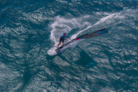 Fanatic Jag LTD Windsurfboard beim Freeriden auf dem Meer aus der Vogelperspektive