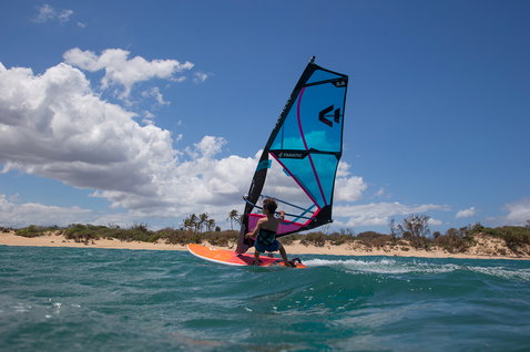 Fanatic Ripper Windsurfboard 112L beim Windsurfen im Meer mit Kinderreiter auf türkisem Wasser