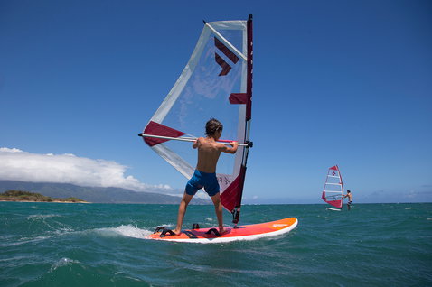 Fanatic Ripper Windsurfboard 112L in orange beim Windsurfen in einer tropischen Bucht