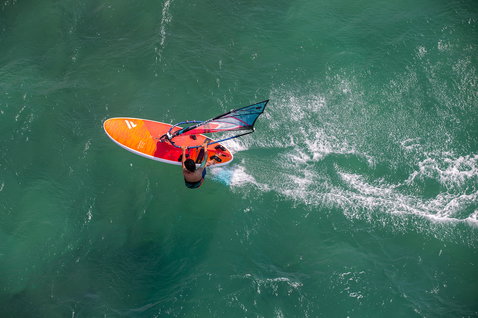 Fanatic Ripper Windsurfboard 112L in orange beim Windsurfen auf dem Meer – Luftaufnahme