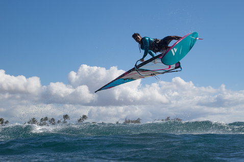 Planche de windsurf freestyle Fanatic Skate TE lors d'une figure aérienne de freestyle au-dessus de l'océan