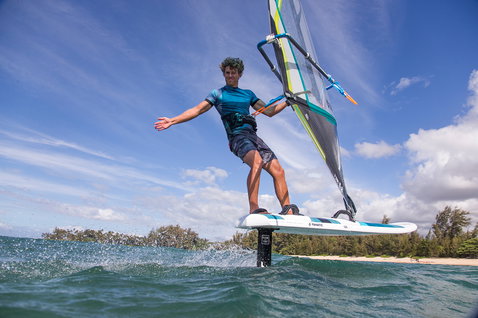 Fanatic Stingray HRS Windsurf-Foilboard 125 in weiß und türkis beim Foilen auf dem Meer