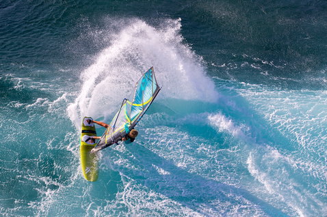 Fanatic Stubby TE Wave Windsurfboard beim Wellenreiten im Ozean aus der Vogelperspektive