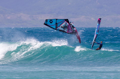 Fanatic Grip XS Windsurf Waveboard beim Wave-Reiten auf dem Ozean