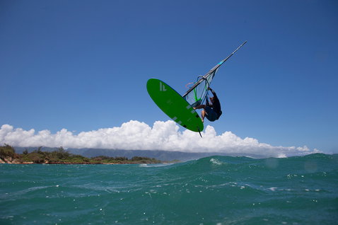 Planche de windsurf freeride Fanatic Gecko LTD lors d'un saut aérien au-dessus de l'océan