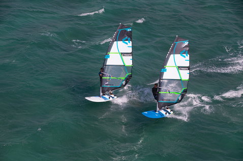 Fanatic Gecko LTD planche de windsurf freeride lors d'une session de windsurf en mer