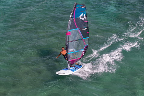Fanatic Gecko HRS Daggerboard Soft Top windsurf board during windsurfing on the ocean
