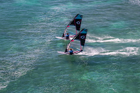 Fanatic Jag LTD Freeride Windsurf Board beim Windsurfen auf dem Meer aus der Vogelperspektive