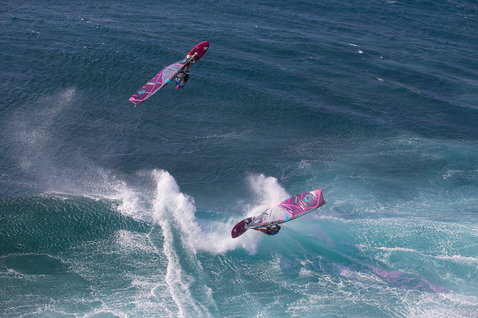 Fanatic Grip TE Wellenboard beim Wellenreiten und Sprung im Ozean
