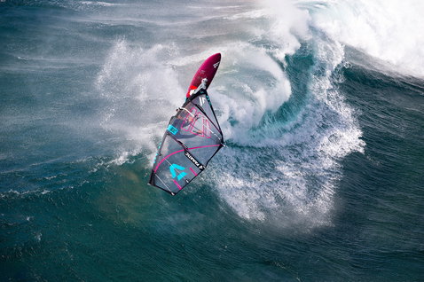 Fanatic Grip TE Windsurf-Waveboard beim Wellenreiten auf dem Meer in magenta