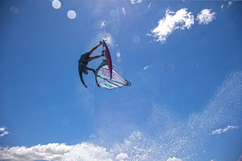 Fanatic Grip TE Wellenboard beim Wellenreiten mit Sprung über dem Ozean unter blauem Himmel