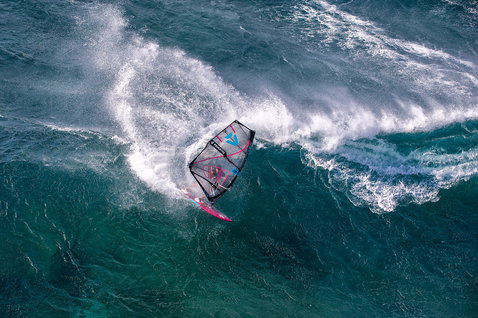 Fanatic Grip TE Wave Windsurf Board beim Wellensurfen auf dem Ozean