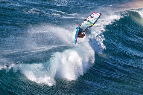 Fanatic Grip TE Wellenwindsurf-Board beim Wellenreiten im Meer mit Luftmanöver