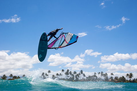 Planche de windsurf freestyle Fanatic Skate TE lors d'une figure aérienne en eaux tropicales