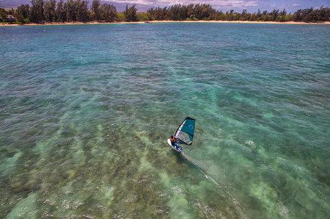 Fanatic Stingray HRS Windsurf-Foilboard beim Foilen in einer tropischen Lagune