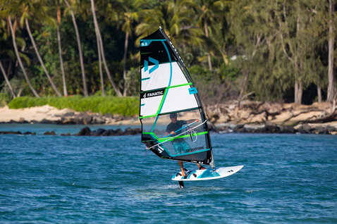 Fanatic Stingray HRS Foil-Windsurfboard beim Foilen in einer tropischen Bucht