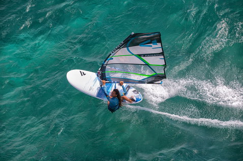 Fanatic Gecko HRS Freeride Windsurfboard 135L beim Windsurfen im türkisfarbenen Ozean
