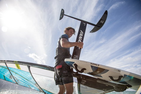 Fanatic Gecko Foil HRS Windsurf Foilboard 135 Liter beim Foiling auf dem Meer