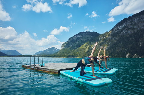 Duotone Air Mat plateforme SUP gonflable lors d'un entraînement yoga sur lac de montagne