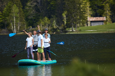Fanatic Fly Air XL aufblasbares SUP Board mit Gruppe beim Stand-Up-Paddling auf einem Bergsee