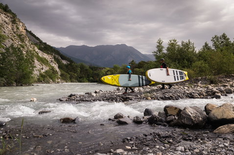 Duotone Rapid Air SUP gonflable rivière 9'6" en jaune-vert lors d'une randonnée SUP sur une rivière de montagne