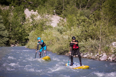 Planche SUP gonflable Duotone Rapid Air Premium lors d'une descente en eaux vives sur rivière de montagne