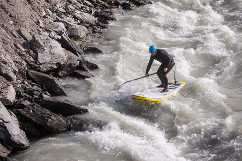 Fanatic Rapid Air Premium SUP gonflable rivière 9'6" lors du paddle en eaux vives sur une rivière de montagne