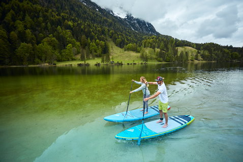 Duotone SUP Ray Air Premium aufblasbares Touring SUP beim Paddeln auf einem Alpensee