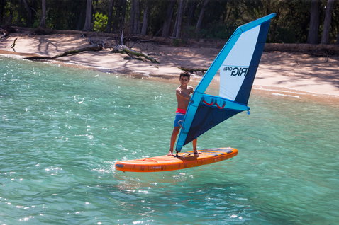 Planche windsurf SUP gonflable Duotone Ripper Air lors de windsurf dans un lagon turquoise