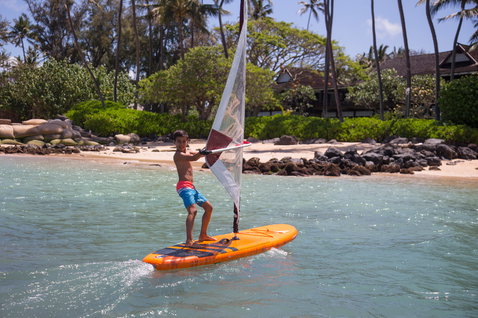 Duotone Ripper Air planche de windsurf gonflable enfant 187 cm en orange lors d'une session windsurf en lagon tropical
