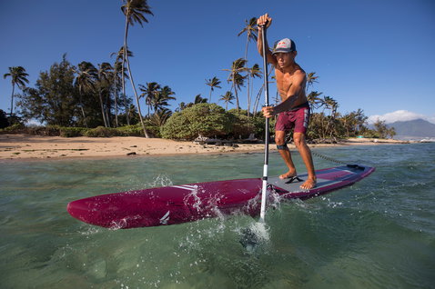 Duotone Blitz Carbon SUP Rennboard beim Stand-Up-Paddeln in tropischer Lagune