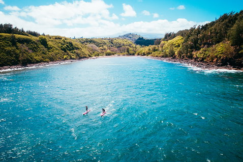 Duotone Blitz Carbon Race SUP Board beim SUP-Rennen in der Bucht von Maui mit zwei Athleten