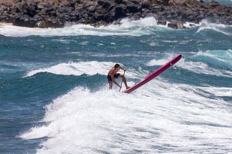Duotone Blitz Carbon SUP Race Board beim Wellenreiten an der Küste