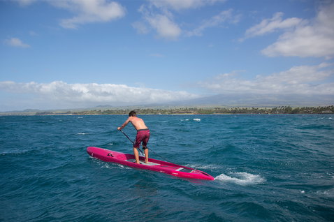 Duotone Falcon Carbon SUP Rennboard beim Downwind-Paddeln im tropischen Ozean