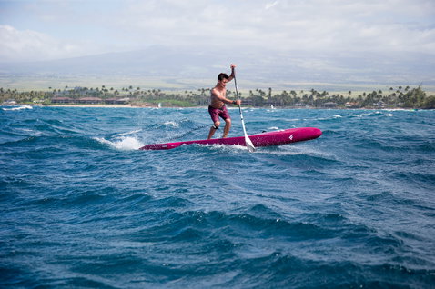 Duotone SUP Falcon Carbon Race-Board beim Downwind-Paddeln auf dem offenen Ozean mit tropischer Küste