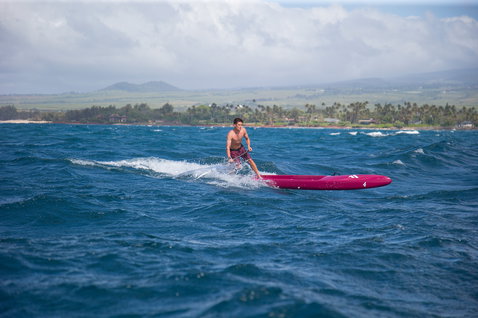 Fanatic Falcon Carbon SUP Race Board beim Downwind-Paddeln auf dem offenen Ozean