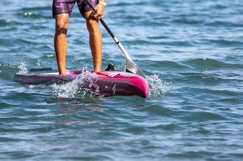 Planche de SUP de course Duotone Strike Carbon lors d'une séance de paddle en mer ouverte