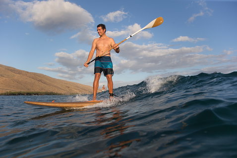 Duotone Bamboo Carbon 50 SUP-Paddel beim Stand Up Paddling auf dem Meer mit Bambus-Blatt