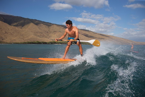 Duotone Bamboo Carbon 50 adjustable 3-piece SUP paddle during wave riding on the ocean