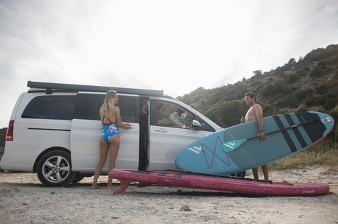 Duotone SUP Carbon 25 Adjustable paddle during a SUP outing at the beach with van